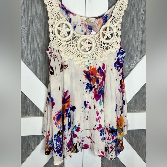 B4.31. NWOT Splash of Color Floral Sleeveless Crocheted Top Small - Picture 2 of 8